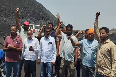 धनबाद :  बरोरा बस्ती में ग्रामीणों ने अवैध खनन के खिलाफ खोला मोर्चा, काम रुकवाया