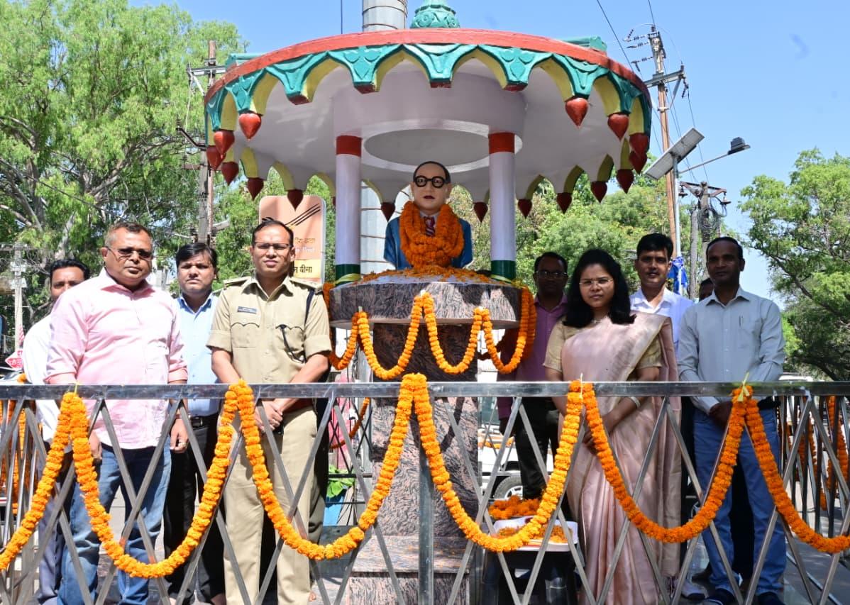 जयंती पर याद किये गए संविधान निर्माता, चतरा DC-SP ने  किया नमन