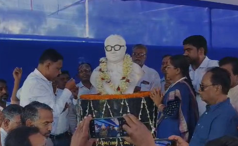 गिरिडीह : मंत्री सुदिव्य ने अंबेडकर चौक पर बाबा साहब की नई प्रतिमा का किया अनावरण