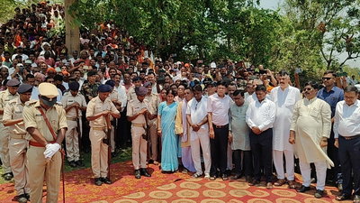 Bokaro News :  नम आंखों से दी गई माधवलाल सिंह को अंतिम विदाई, राजकीय सम्मान के साथ हुआ अंतिम संस्कार