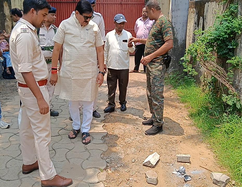 Dhanbad News : व्यवसायी सुरेंद्र अग्रवाल के घर पर बमबाजी, बाल-बाल बचा परिवार