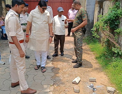 Dhanbad News :  व्यवसायी सुरेंद्र अग्रवाल के घर पर बमबाजी, बाल-बाल बचा परिवार
