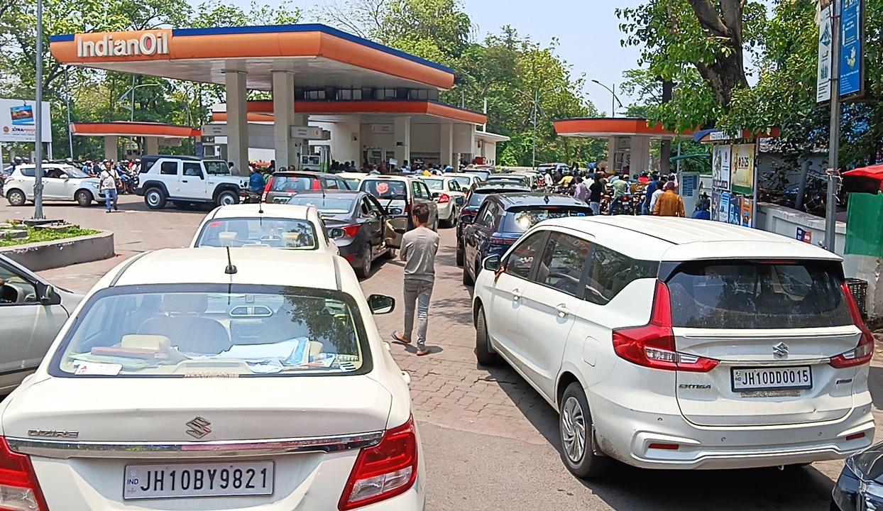 Dhanbad News : पेट्रोल-डीजल को लेकर मचा हड़कंप, पंपों पर लगी लंबी कतारें, यातायात प्रभावित