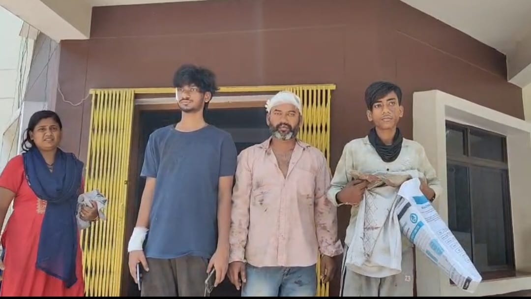Saraikela News :  आदित्यपुर में दुकानदार व उनके बेटों पर जानलेवा हमला