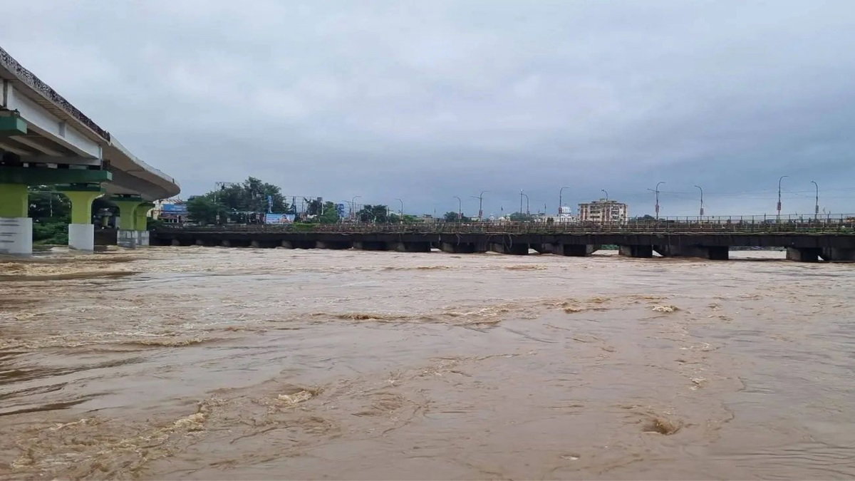 स्वर्णरेखा व खरकई नदी का जलस्तर बढ़ा, जमशेदपुर में बाढ़ का खतरा