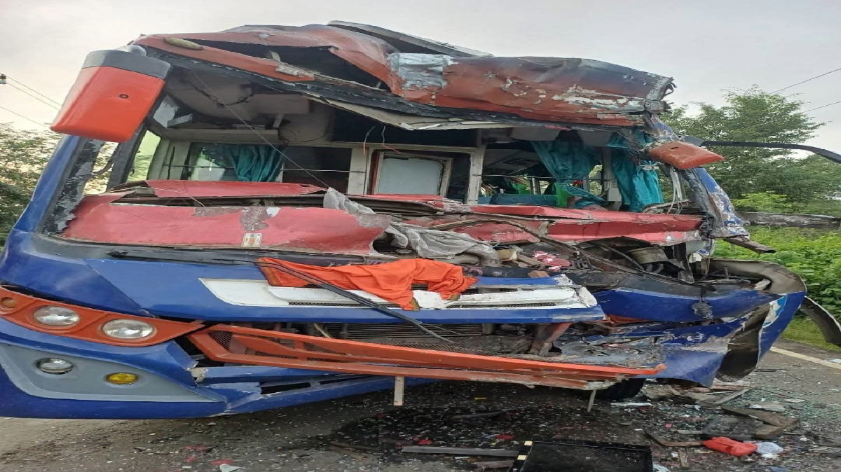 Koderma : कांवरियों से भरी बस की ट्रक से टक्कर, 3 की मौत, 50 से अधिक घायल