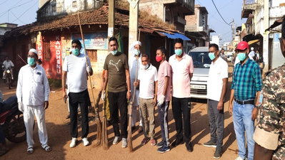 इटकी में दुर्गा पूजा को लेकर चला स्वच्छता अभियान, पुलिस प्रशासन व आम लोगों ने मिलकर की साफ-सफाई