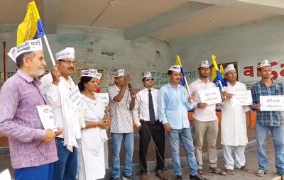 NEET PAPER LEAK :  धनबाद में AAP का हल्ला बोल, रणधीर वर्मा चौक पर दिया धरना