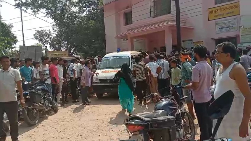 Jamtara News : टेंपो-बाइक की भिड़ंत में युवक घायल, एंबुलेंस व डॉक्टर नहीं मिलने पर परिजनों का हंगामा