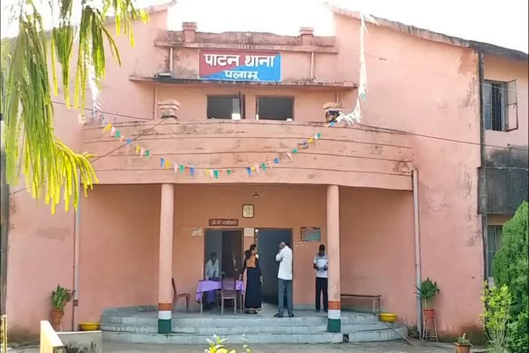 Palamu News :  प्रेमिका से मिलने पहुंचे युवक की बेरहमी से पिटाई, अस्पताल में भर्ती