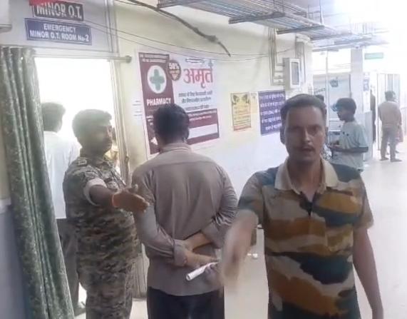 Dhanbad News :  बुजुर्ग का पक्ष लेना पड़ा भारी,  युवक पर जानलेवा हमला, हालत गंभीर