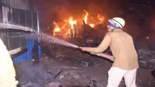 धनबाद :  स्टील गेट सब्जी बाजार में भीषण आग, लाखों की संपत्ति जलकर राख