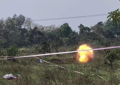 धनबाद :  मुठभेड़ के बाद जंगल में मिले बम को BDDS टीम ने किया नष्ट