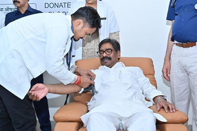 झारखंड विस :   सीएम हेमंत ने रक्तदान कर किया  शिविर का शुभारंभ