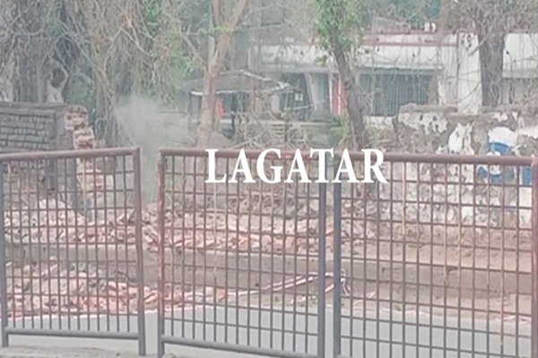 केंदुआडीह में सड़क धंसने व गैस रिसाव से हालात भयावह, धनबाद-बोकारो मुख्य मार्ग बंद, प्रशासन अलर्ट