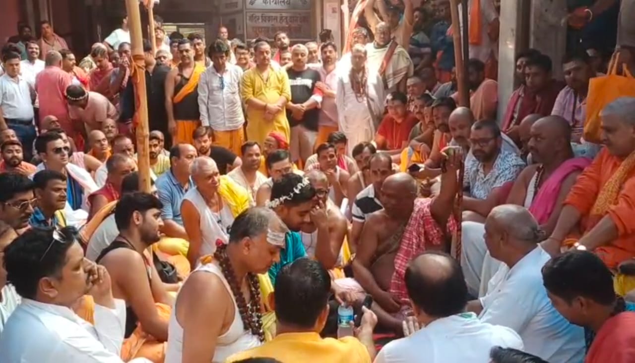 देवघर : बाबा बैद्यनाथ मंदिर प्रशासन के खिलाफ तीर्थ पुरोहितों का धरना