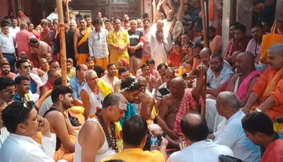 देवघर : बाबा बैद्यनाथ मंदिर प्रशासन के खिलाफ तीर्थ पुरोहितों का धरना