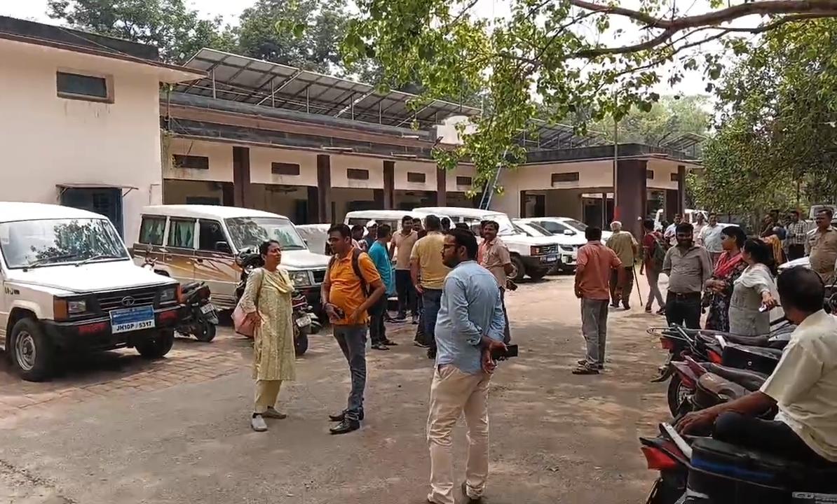 धनबाद :  GST ऑफिस में शॉर्ट सर्किट से लगी आग, कर्मियों की सूझबूझ से टला बड़ा हादसा