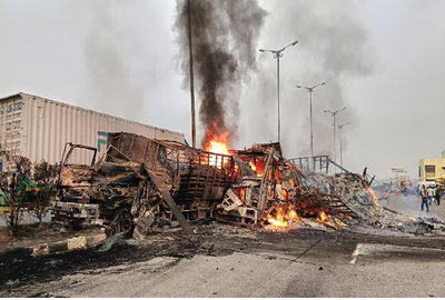 गिरिडीह  :  डुमरी टोल प्लाजा के पास तीन ट्रक आपस में भिड़े, ड्राइवर-खलासी जिंदा जले