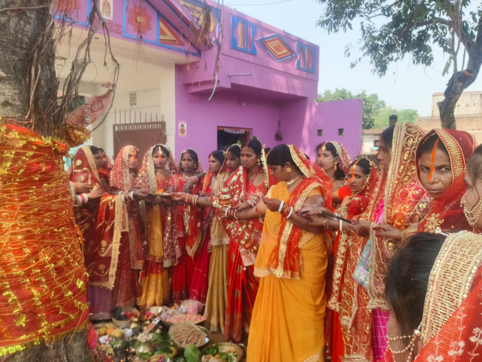 Jamtara News :  वट सावित्री पर सुहागिनों ने पति की लंबी उम्र की कामना की