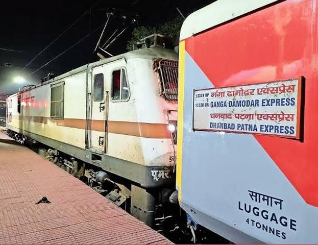 Dhanbad News :  दामोदर एक्सप्रेस से शराब की तस्करी, AC कोच के बाथरूम से तीन पेटी बीयर बरामद