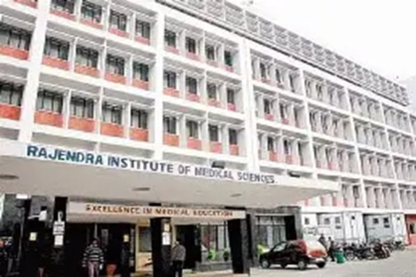 Ranchi News :   रिम्स के MBBS छात्र ने की खुदकुशी की कोशिश, वेंटिलेटर पर चल रहा इलाज