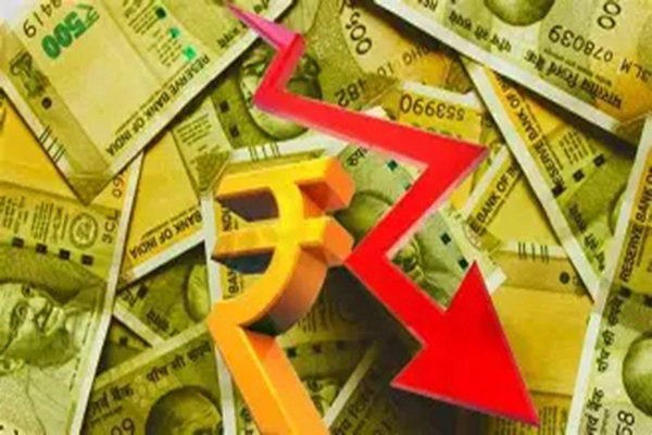 National News :  डॉलर के मुकाबले रुपया रिकॉर्ड निचले स्तर पर पहुंचा, एक हफ्ते में 2.30 रुपये टूटा