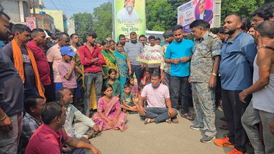 चार दिनों से लापता तिलक यादव की सकुशल बरामदगी को लेकर परिजनों ने चतरा-हजारीबाग मुख्यपथ किया जाम