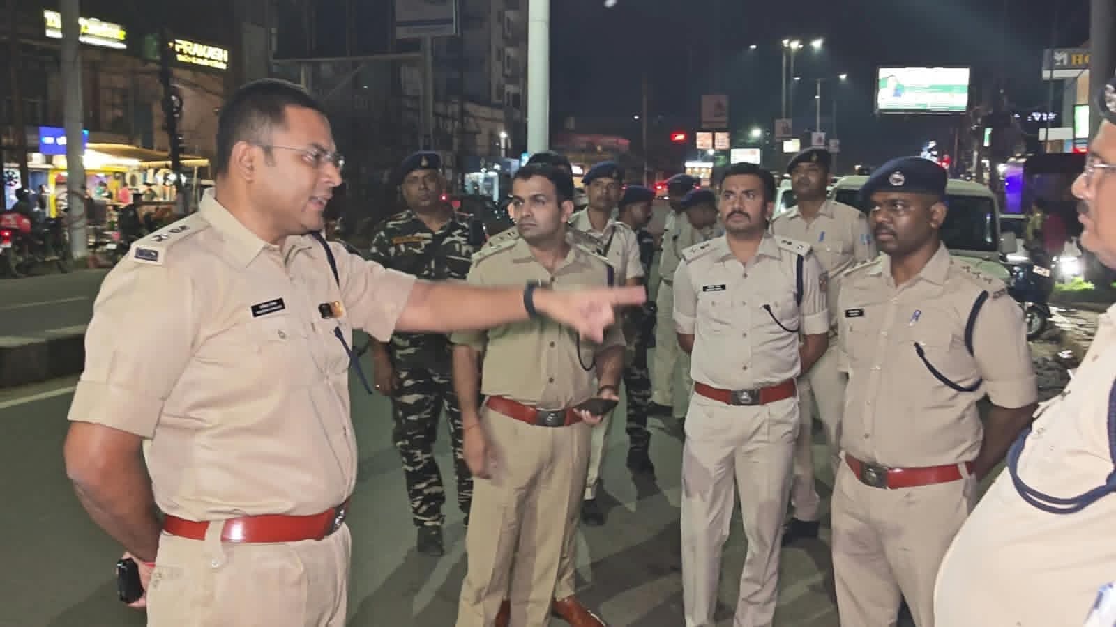 देर रात रांची की सड़कों पर उतरे SSP, शराबियों और अड्डेबाजों को खदेड़ा