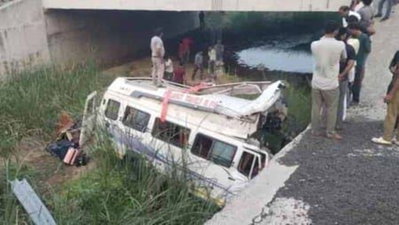 कोटा में दिल्ली-मुंबई एक्सप्रेसवे में बस खाई में गिरी, 8 यात्रियों की मौत, कई घायल