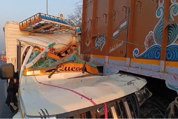 धनबाद :  पिकअप वैन ने खड़े ट्रक में मारी टक्कर, एक की मौत, दो गंभीर