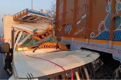 धनबाद :  पिकअप वैन ने खड़े ट्रक में मारी टक्कर, एक की मौत, दो गंभीर