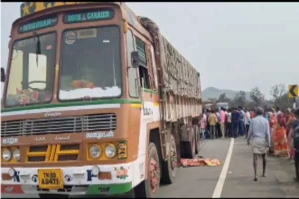 चांडिल में तेज रफ्तार ट्रक का कहर, महिला की मौत, दो गंभीर, उग्र ग्रामीणों ने सड़क जाम की