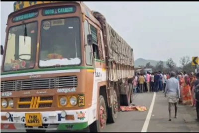 चांडिल में तेज रफ्तार ट्रक का कहर, महिला की मौत, दो गंभीर, उग्र ग्रामीणों ने सड़क जाम की