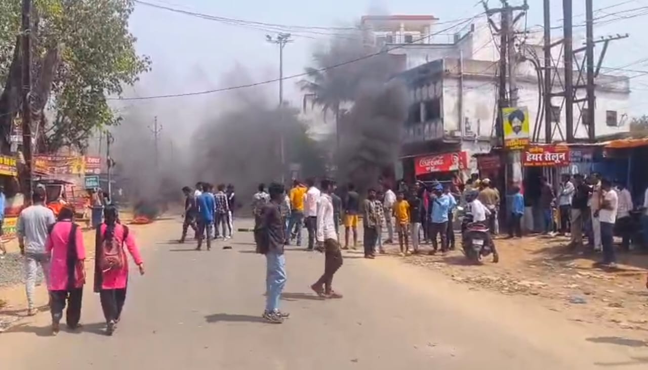 देवघर :   सिर कटी लाश मिलने पर बवाल, वैद्यनाथपुर चौक जाम, टायर जलाकर उग्र प्रदर्शन