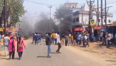 देवघर :   सिर कटी लाश मिलने पर बवाल, वैद्यनाथपुर चौक जाम, टायर जलाकर उग्र प्रदर्शन