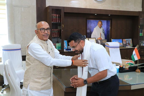 डॉ. अभय सागर मिंज को अंतरराष्ट्रीय सम्मान, स्पीकर रबीन्द्र नाथ महतो से की मुलाकात