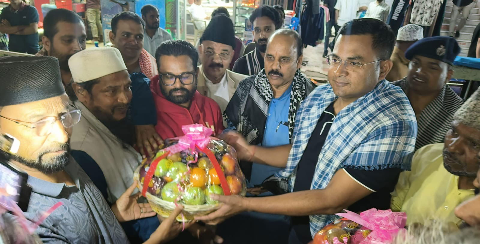 रांची SSP ने दिया सौहार्द का संदेश, रमज़ान पर रोज़ेदारों के बीच बांटे फल, दी बधाई