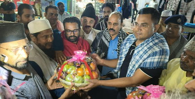 रांची SSP ने दिया सौहार्द का संदेश, रमज़ान पर रोज़ेदारों के बीच बांटे फल, दी बधाई