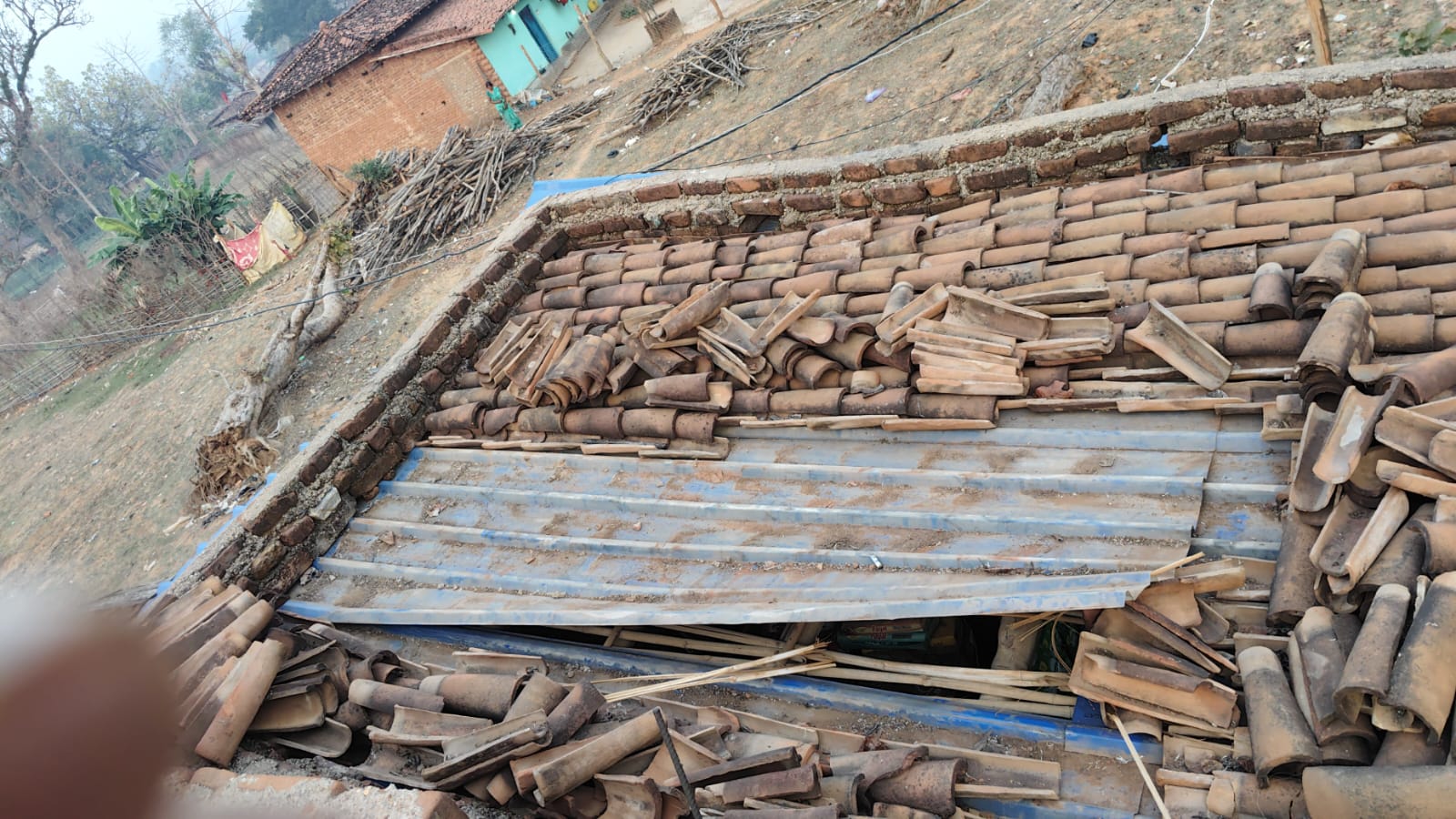 लातेहार :  CRPF कैंप के सामने दुकान का छप्पर तोड़ एक लाख उड़ा ले गए चोर