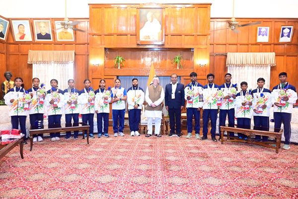 राज्यपाल से मिले मलखंब खिलाड़ी, खेलो इंडिया जनजातीय खेल में कांस्य जीत बढ़ाया झारखंड का मान