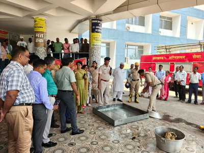 अग्निशमन सेवा सप्ताह :  गिरिडीह समाहरणालय में मॉकड्रिल, बताए गए आग से बचाव के तरीके