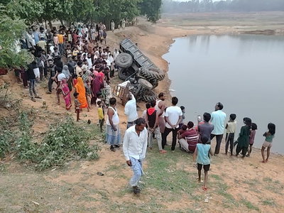 जामताड़ा :  अनियंत्रित होकर पलटा ट्रैक्टर, चालक की मौत