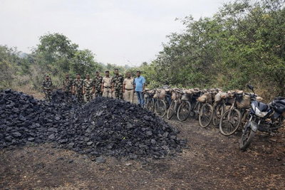 जामताड़ा : कोयला माफिया पर शिकंजा, पलास्थली से 12 वाहन व 10 टन अवैध कोयला जब्त