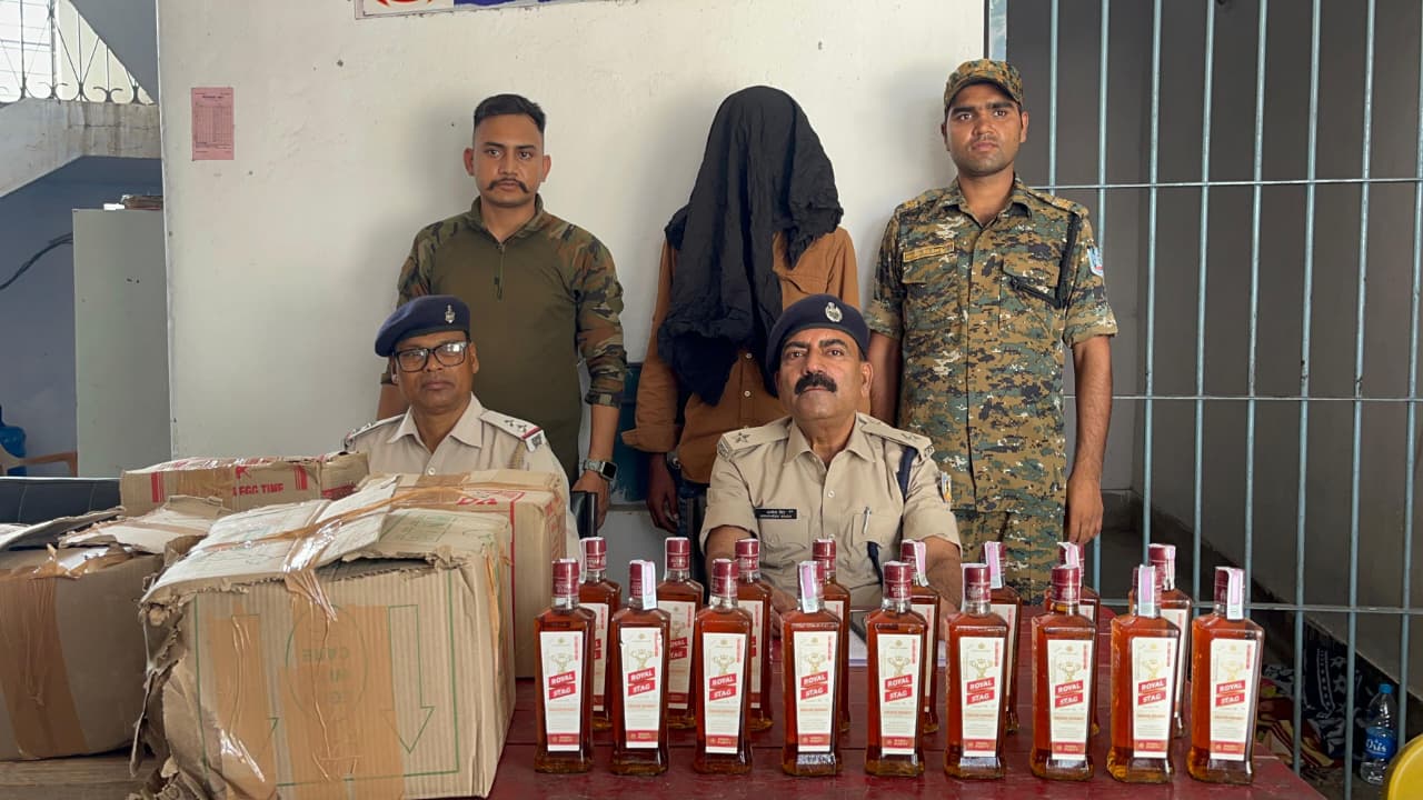 Chatra News :  17 पेटियां अवैध शराब बिहार में खपाने की थी तैयारी, पुलिस ने दबोचा