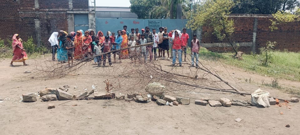 Saraikela News : फर्नेस ब्लास्ट के बाद ग्रामीणों का फूटा गुस्सा, गैलेक्सी एक्सपोर्ट प्लांट के मेन गेट पर प्रदर्शन