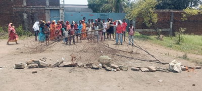 Saraikela News : फर्नेस ब्लास्ट के बाद ग्रामीणों का फूटा गुस्सा, गैलेक्सी एक्सपोर्ट प्लांट के मेन गेट पर प्रदर्शन
