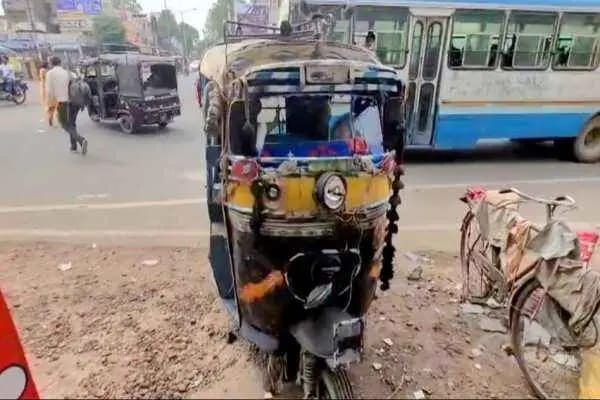 Ranchi News : हरमू रोड में स्कूली बच्चों से भरा ऑटो पलटा, कई घायल