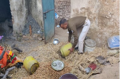 रामगढ़ :  अवैध शराब के खिलाफ कार्रवाई, 400 किलो जावा महुआ व 35 लीटर शराब जब्त