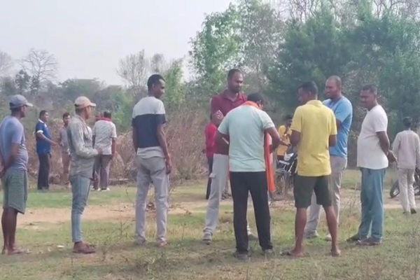 धनबाद :  80 फीट गहरी खदान में शव मिलने से सनसनी, हत्या की आशंका